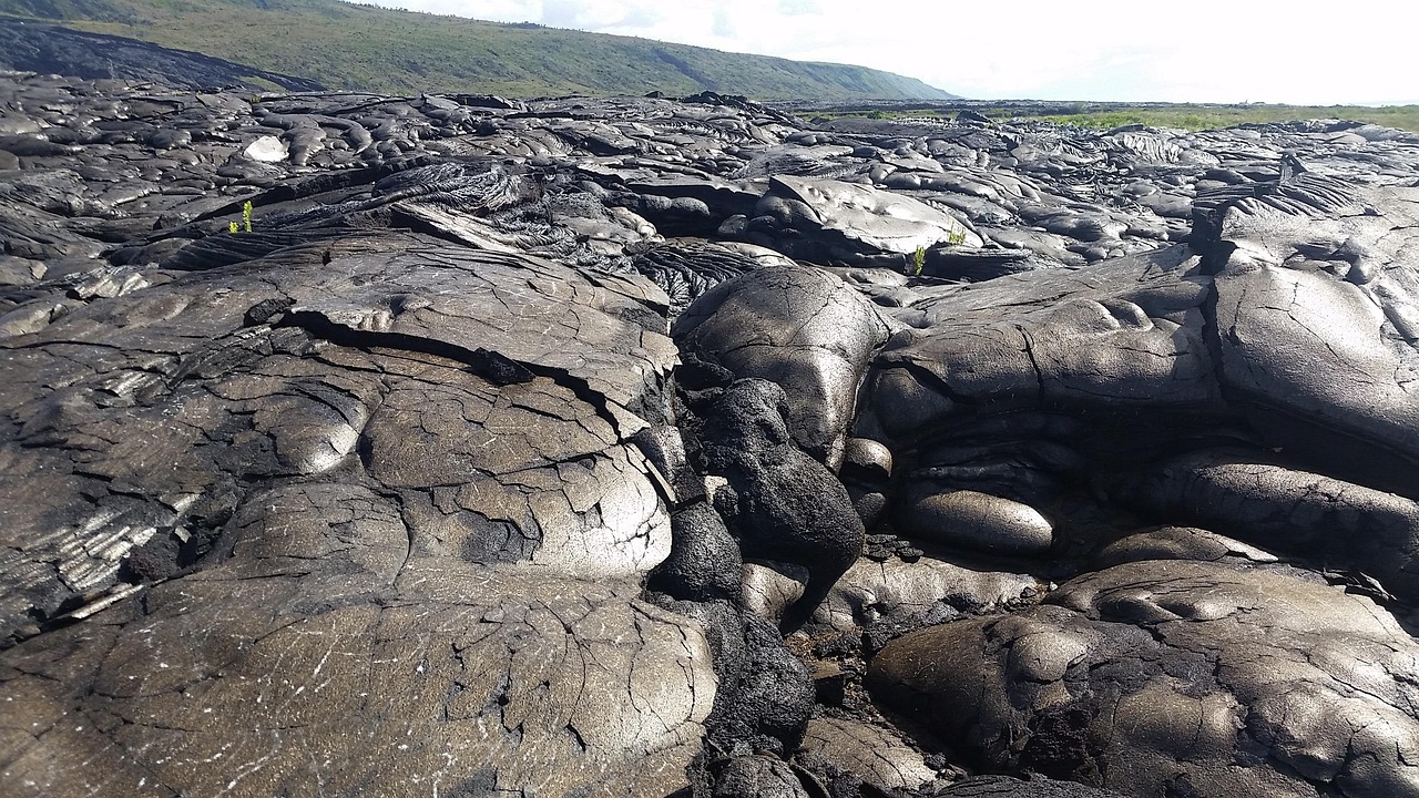 夏威夷火山最新动态及地质活动对旅游的影响分析